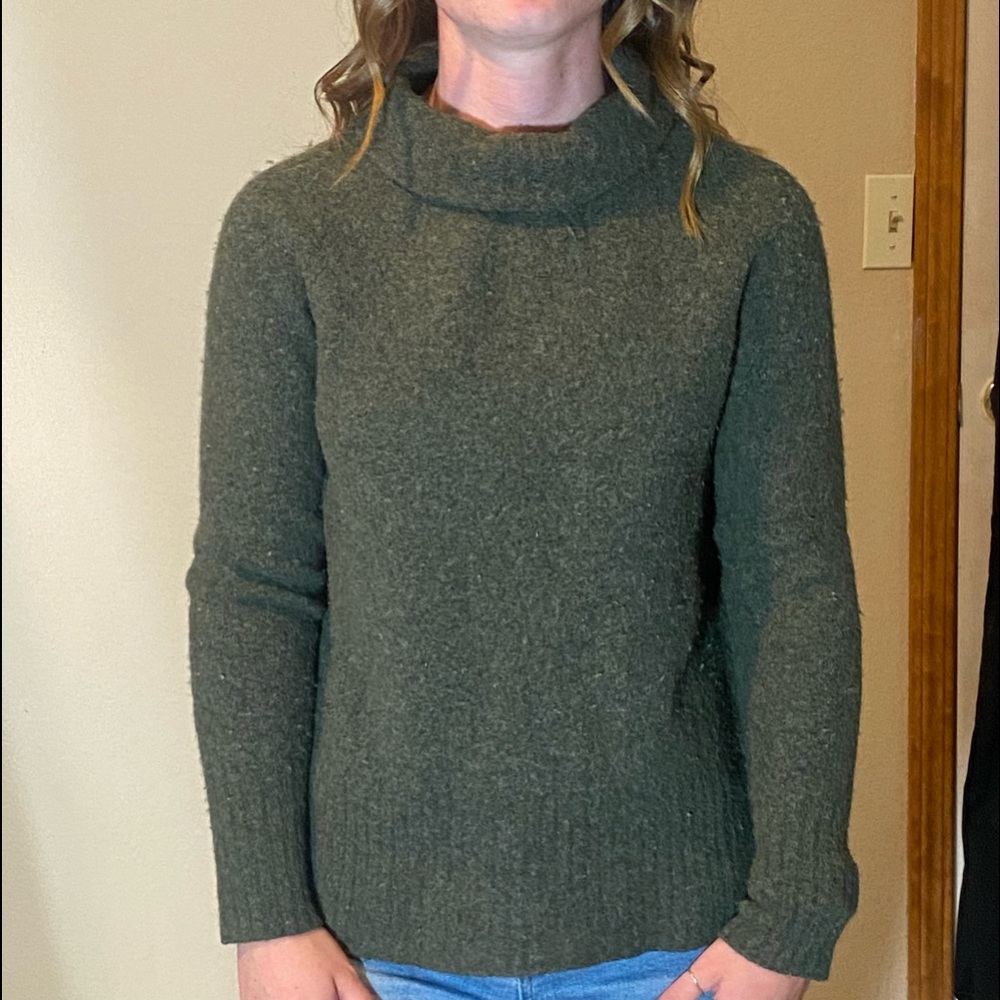 Community green cashmere turtleneck